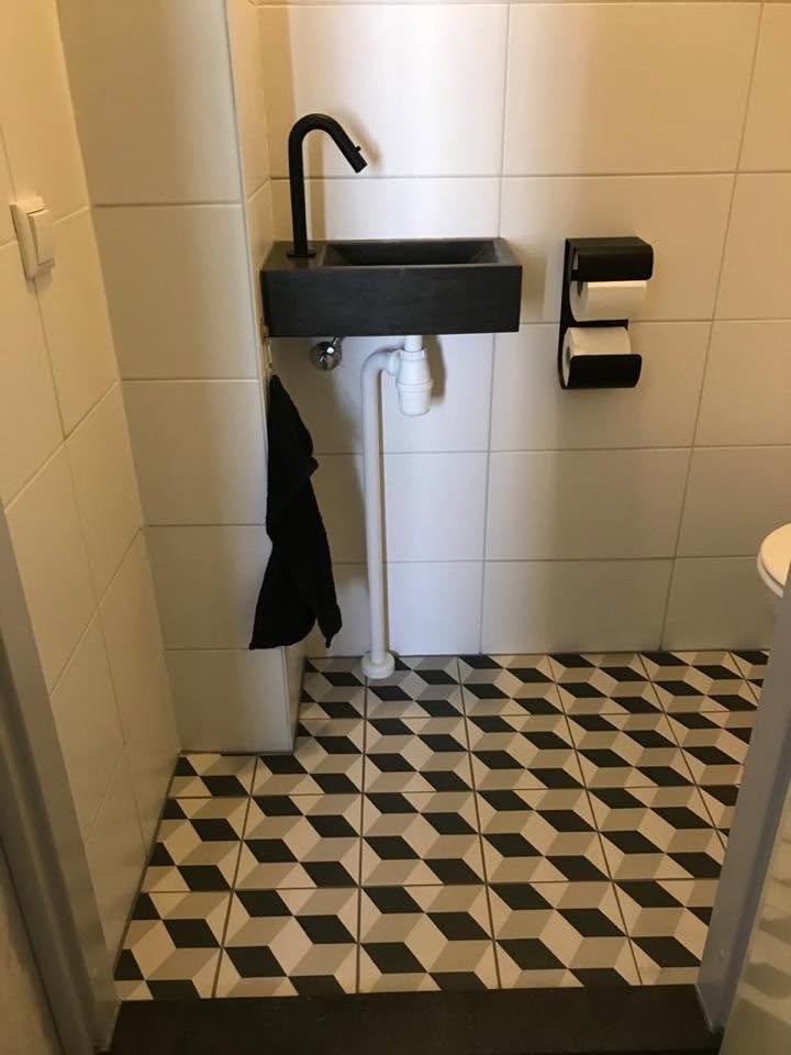 Wastafel met zwarte kraan