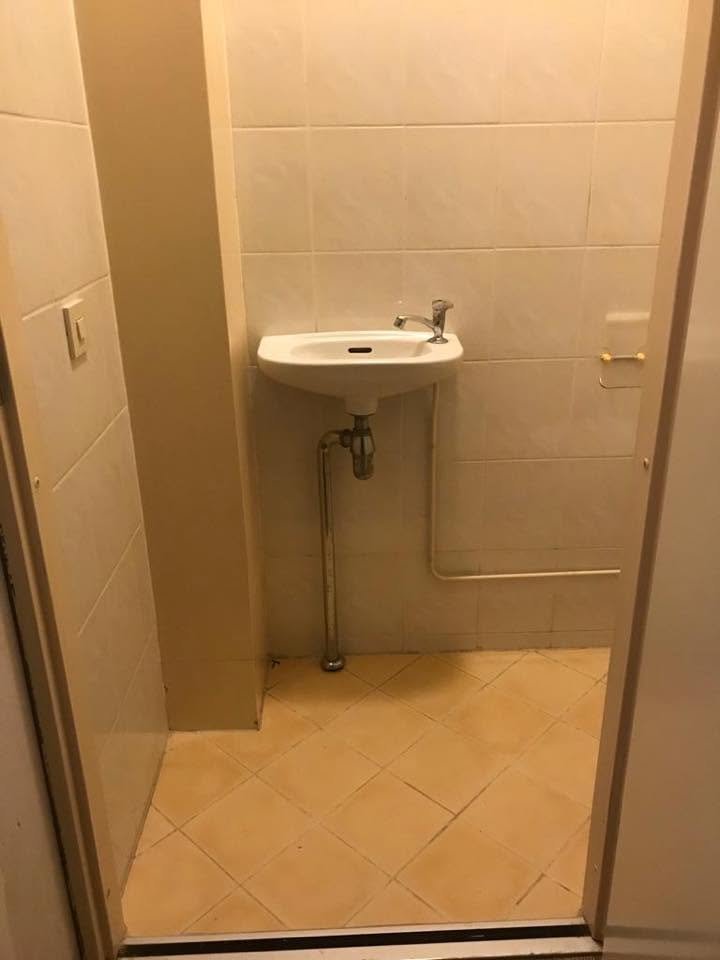 Wastafel boven een tegelvloer met bloemmotief